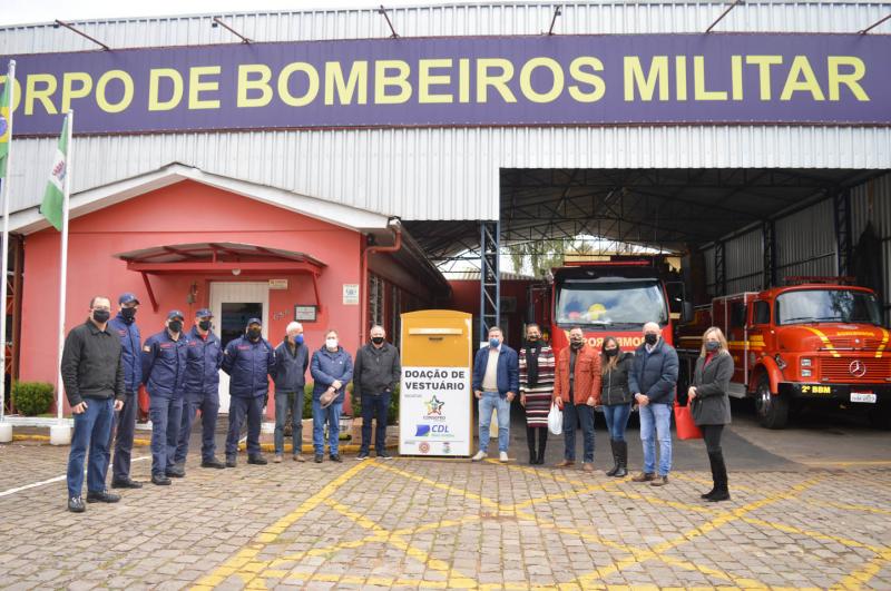 Membros do Consepro, CDL, prefeitura e bombeiros no lançamento