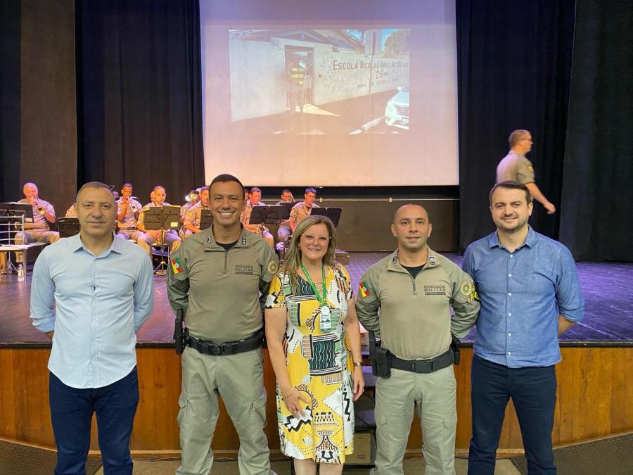 Lançamento da operação ocorreu na segunda-feira. Na foto, Tavares, o Tenente Coronel Beron, Comandante do 32º BPM; secretária Denise, sargento Neves e prefeito Jerri