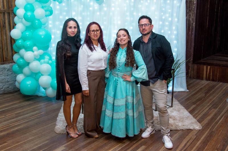 Laura Soares Back celebrou seus 15 anos com festa na ACTG Portal da Serra, no dia 8/8. Na foto, com os pais Nilse e Vianei e a irmã Caroline (Foto: Leonardo Boufleur Fotografias)