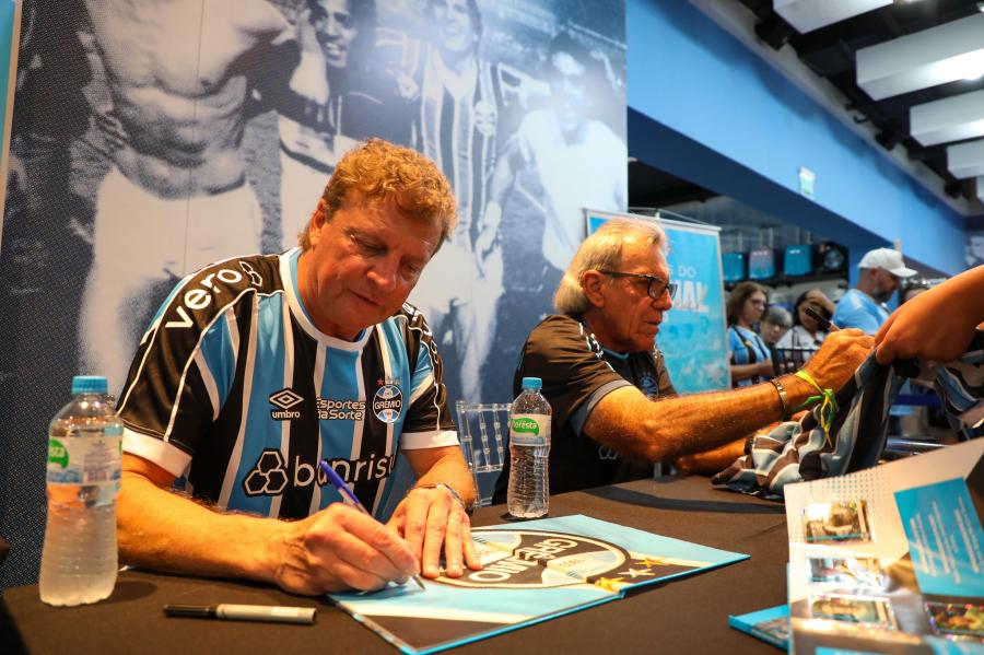 Leandro Wendling distribui autógrafos ao lado de ex-companheiros como Mazaropi