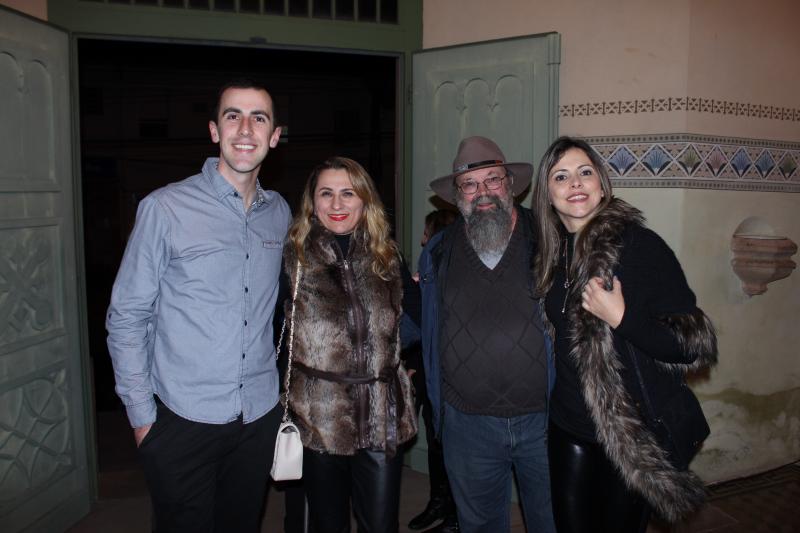 Leonardo Boufleur, Adriana da Luz, Flávio Scholles e Rudaia Scholles no lançamento do livro Dois Irmãos: Baumschneis in Bilder