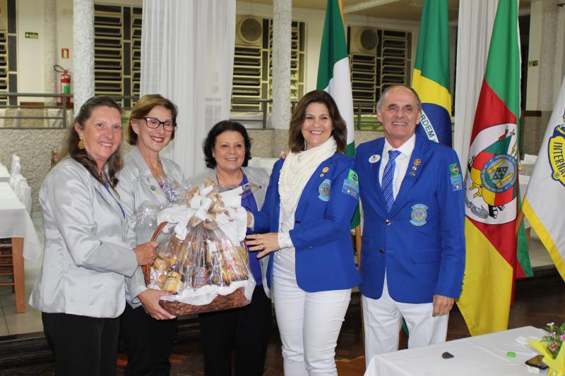 Governador Barão e esposa foram presenteados