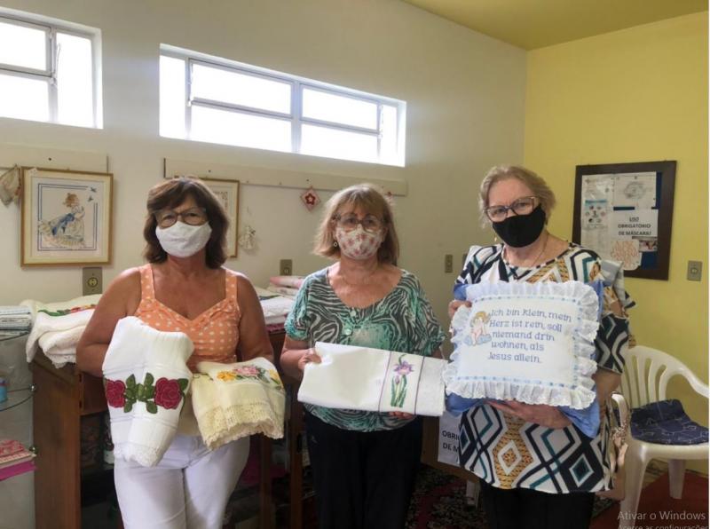 Voluntárias Renata Stoffel, Alice Dexheimer e Maria Dolores Wendling