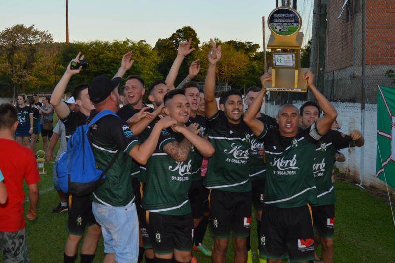 Festa com a taça de campeão