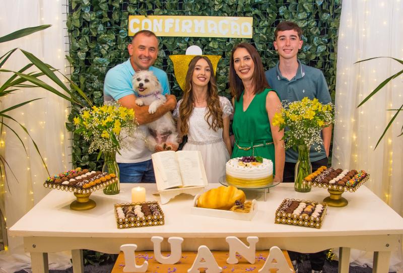 Luana Sander Becker recebeu a Confirmação no dia 5/11, na Igreja Evangélica (IECLB). Na foto, com os pais Carina e Leandro, o irmão Mateus e a pet da família, Belinha. (Foto: Leonardo Boufleur Fotografias)