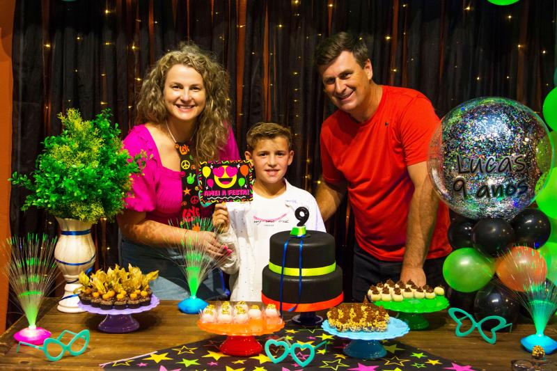 Lucas Henrique Dapper completou 9 anos no dia 29/11. Na foto, com os pais Cleide Beatriz Giehl e Davi Marciel Dapper (Foto: Leonardo Boufleur Fotografias)