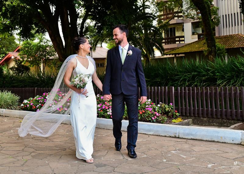 Luciane Cariolatto Pinheiro e Fernando Rohr Kuhn casaram no último sábado, dia 27, na Capela São José, do bairro Vale Verde, em Dois Irmãos (Foto: Foto Dois Irmãos)