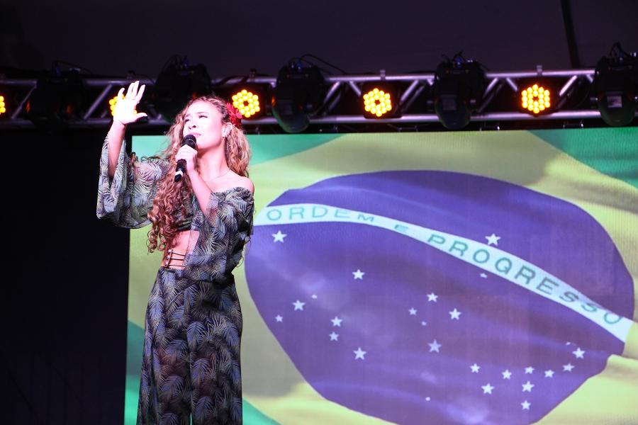 Luiza Barbosa entoou o Hino Nacional 