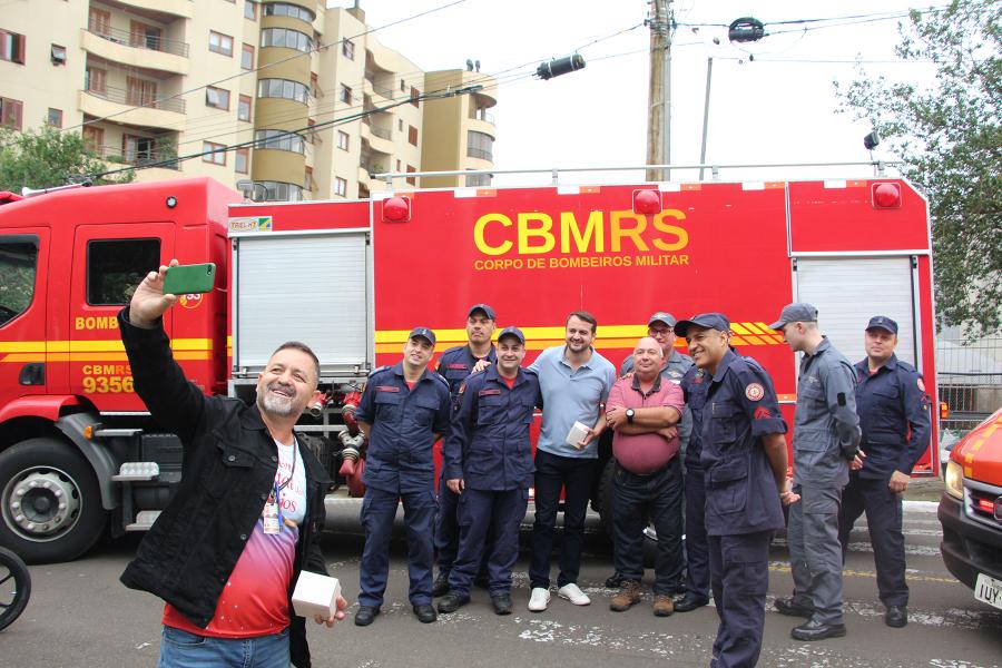 Maicá registrou o momento ao lado dos ex-colegas de farda. Ele comandou o quartel dois-irmonense de 2007 a 2015 