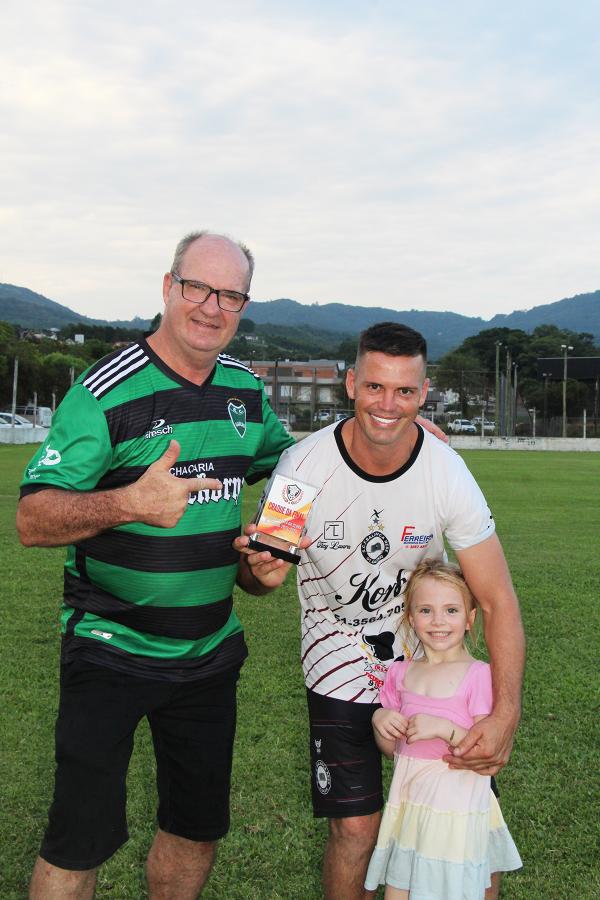 Maideck entregou troféu de Craque da Final para Juliano, do Balança Rede 