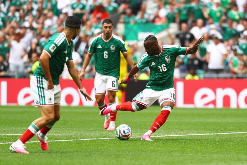 Quiñones marcou o primeiro gol deste Mundial (Foto: Reuters)