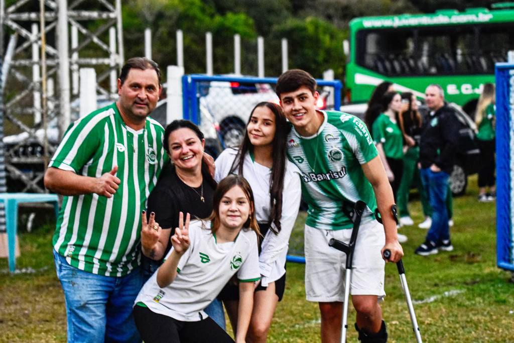 Maiquel com os pais Jandir e Leila, a irmã Rafaella e a namorada Evelin (Foto: Divulgação)