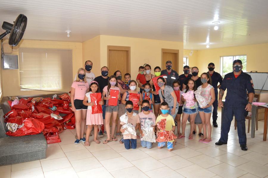 Mais de 130 crianças presenteadas no Residencial da Flores