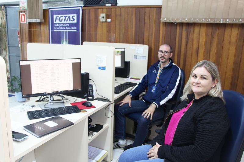 Diego e Ivete, da Agência da FGTAS do Serviço Nacional de Emprego (SINE) de Dois Irmãos