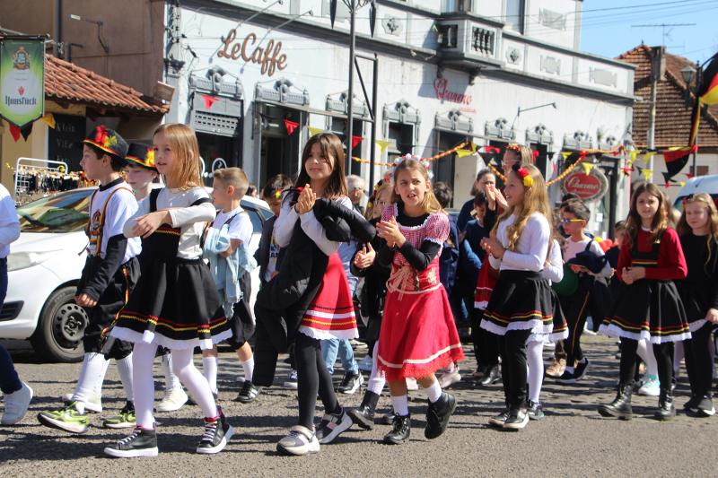 Procissão das escolas marcou a abertura da festa