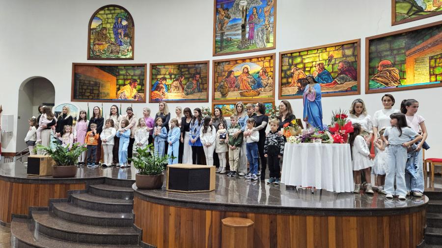 Mamães foram homenageadas no altar