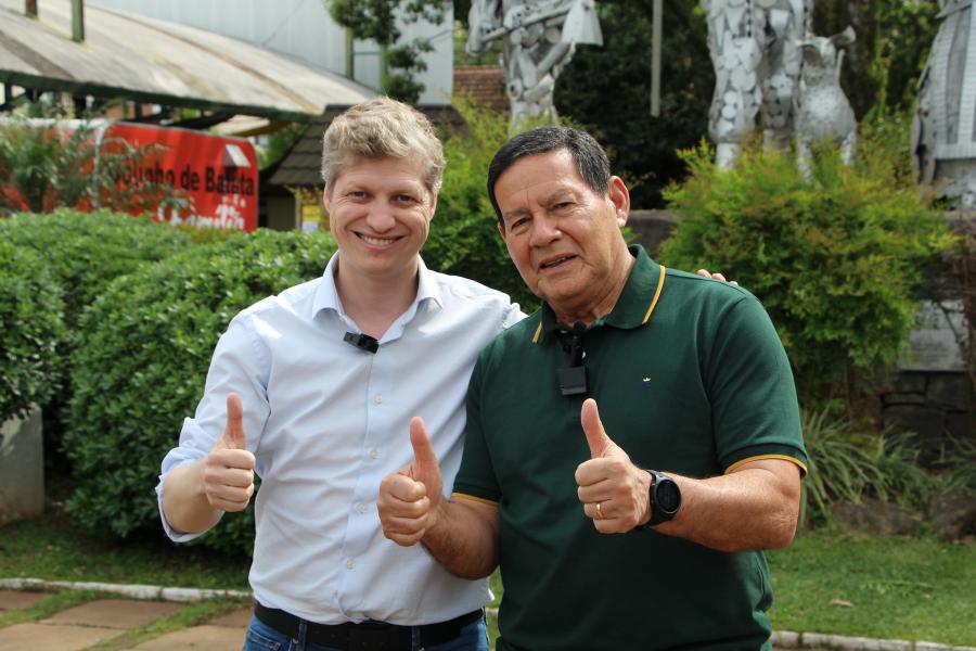 Marcel e Mourão gravaram material de campanha na Praça do Imigrante