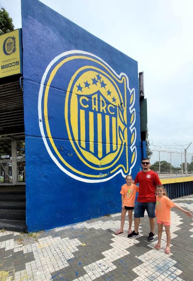 Márcio com as filhas Isabela e Júlia no estádio do Rosário Central, na Argentina