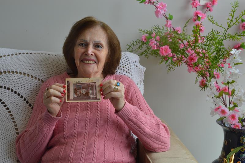 Lori com uma foto da loja: “Eu sempre fui muito amada pelo povo”