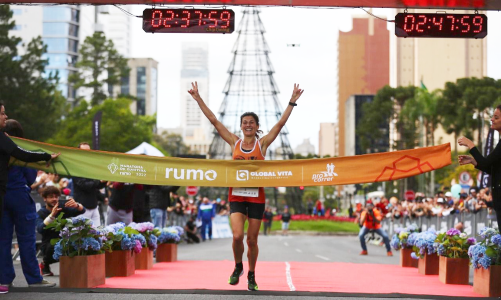 Atleta completou os 42km em 2h47m58 e garantiu o lugar mais alto do pódio