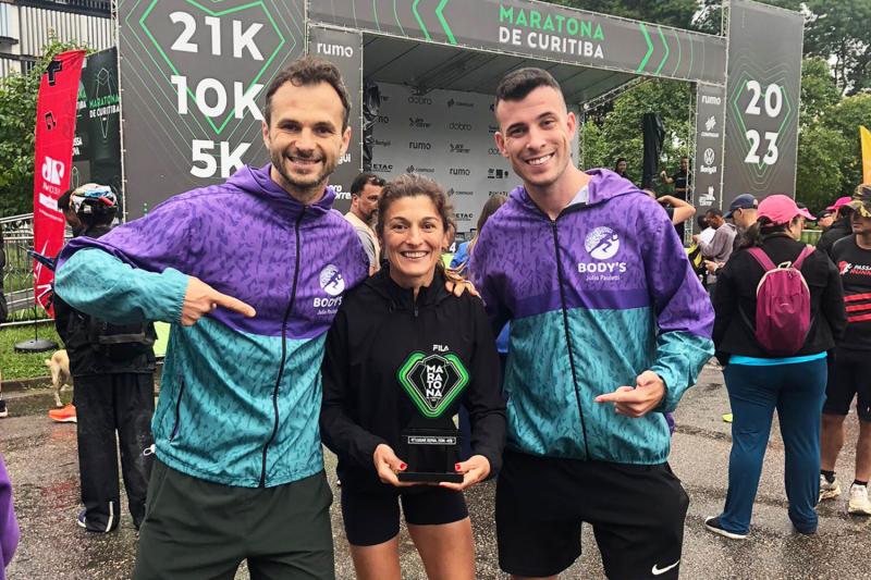 Júlio e Thiago, da equipe Body’s Julio Pauletti, de Dois Irmãos, acompanharam Marlei em Curitiba