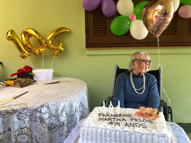 Comemoração teve torta e balões no Lar Bella Vida