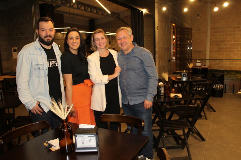 Rodrigo, Karina, Daiana e Jorge aguardam clientes e amigos para conhecer o novo espaço