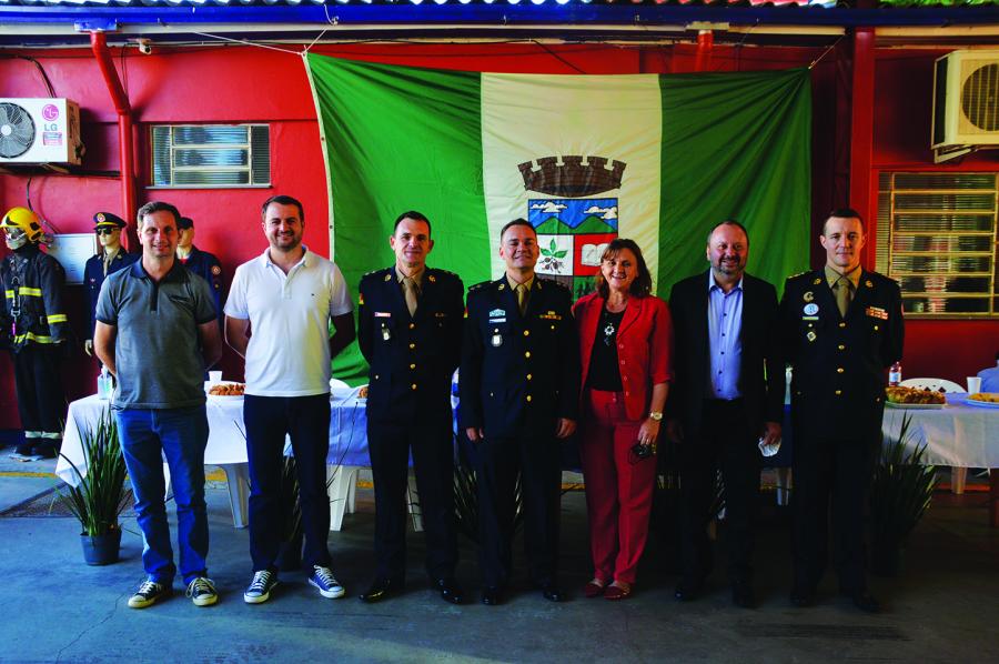Matos e Cassius (ao centro) com autoridades da região