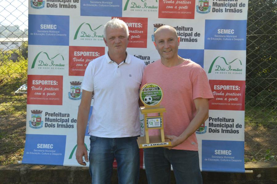 Mauro recebeu de Sérgio o troféu de 3º lugar em nome do Santa Catarina