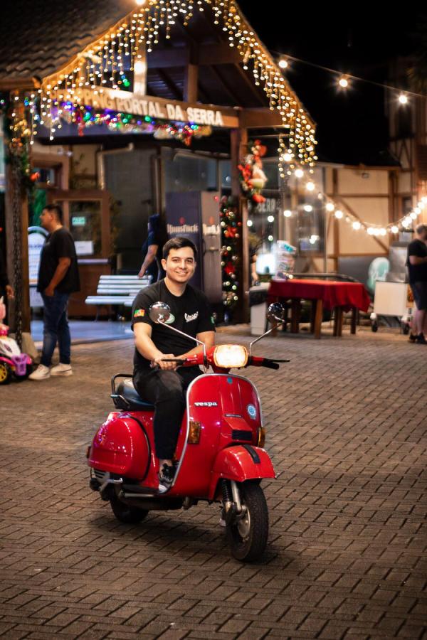 Membro da Confraria Vespa Motor Clube, o dois-irmonense Renan Pacheco Blauth estará no evento com a Piaggio Vespa Px 200 ano 1986