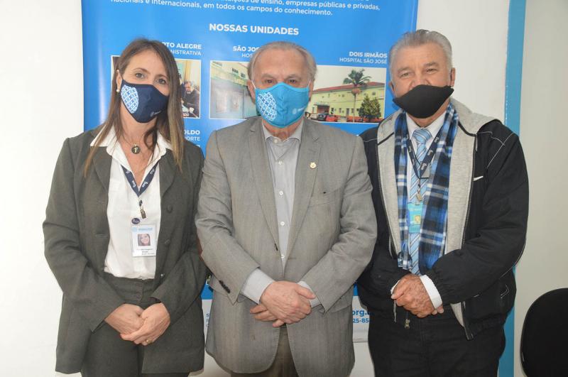 Alceni (ao centro) com Fernanda e Arno, da direção do hospital