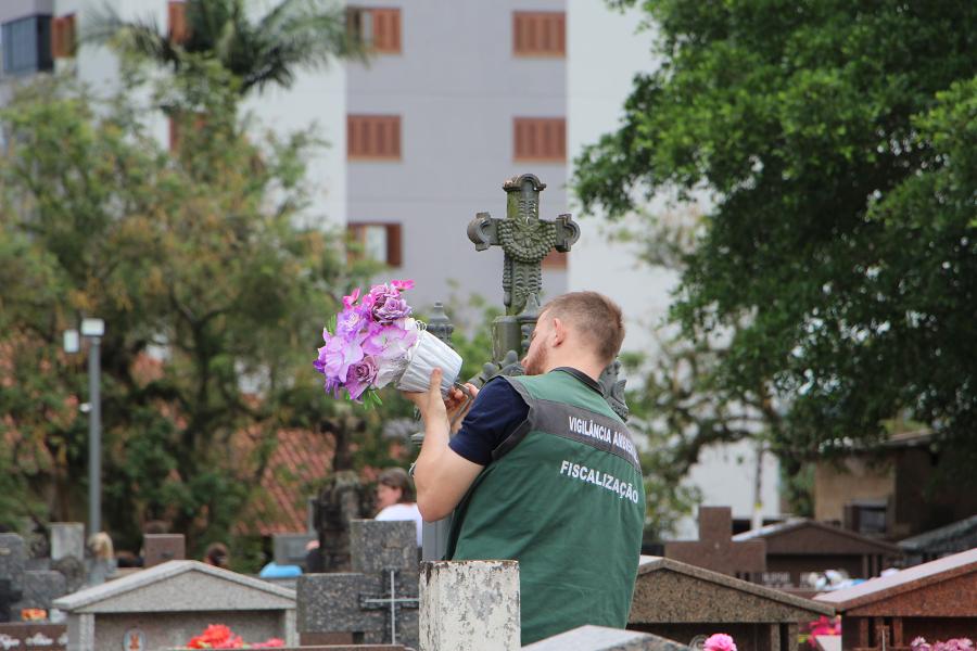 Membros da vigilância estiveram no Cemitério Católico I, fiscalizando e orientando as pessoas a respeito dos cuidados contra a dengue