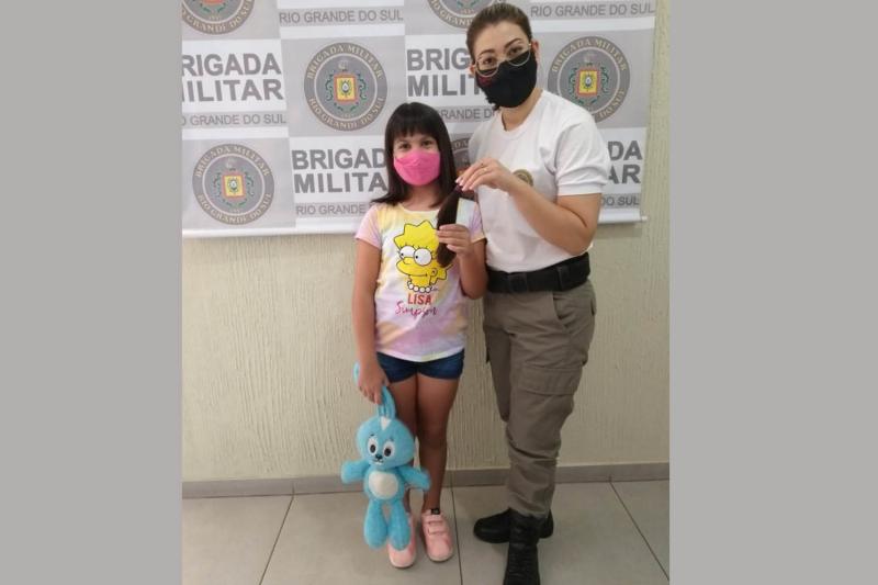 Mariana entregando mecha para a soldado Viviane