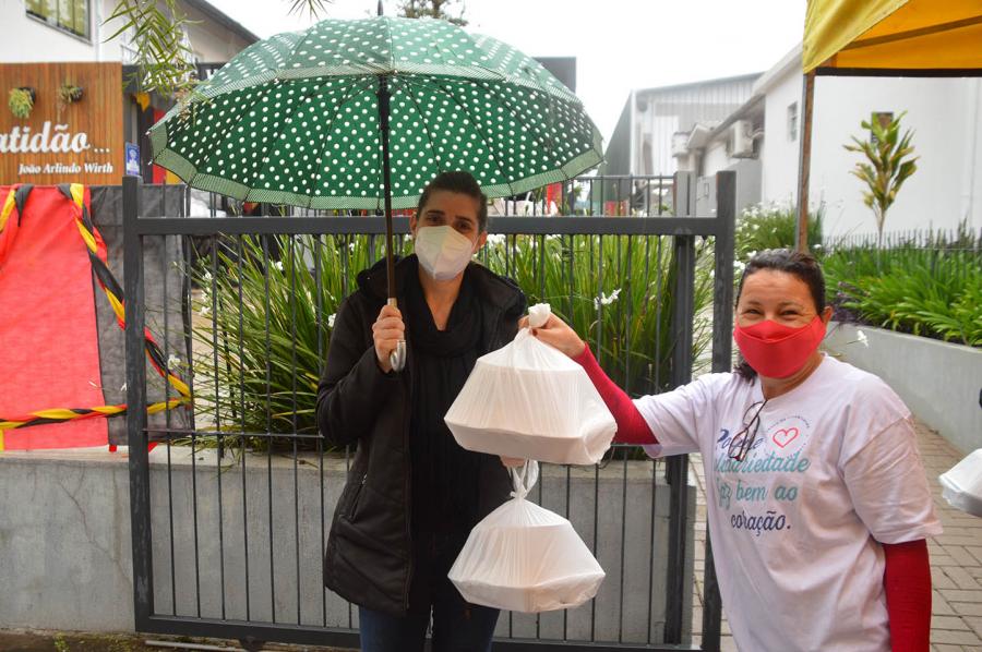 Mesmo com chuva, comunidade prestigiou o evento na véspera de feriado