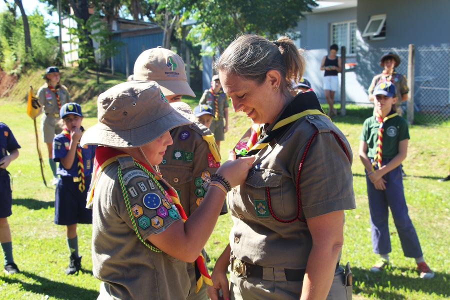Micheli Grasiela Heinz concluiu o curso Intermediário do Ramo Escoteiro como Chefe e recebeu o Anel de Gilwell