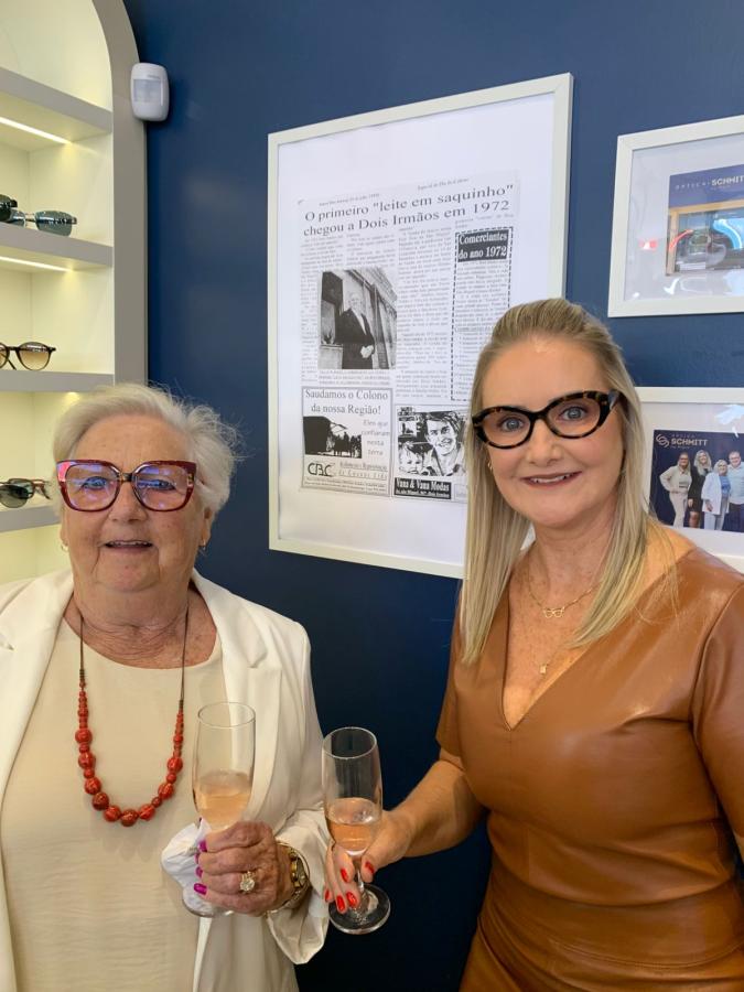 Migue com sua mãe, Ana Ilony Schmitt, junto ao quadro de uma reportagem do JDI sobre seu pai, Inácio (in memoriam), histórico comerciante da cidade, no ano de 1994