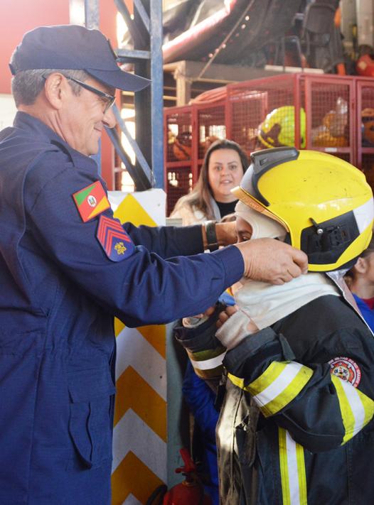 Militar mais antigo da corporação, 1º sargento Everaldo Antonio Mezz recepcionou os alunos, possibilitando, também, que muitos deles vestissem o equipamento de proteção