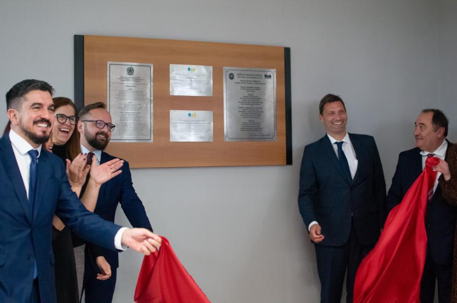 Momento do descerramento da placa