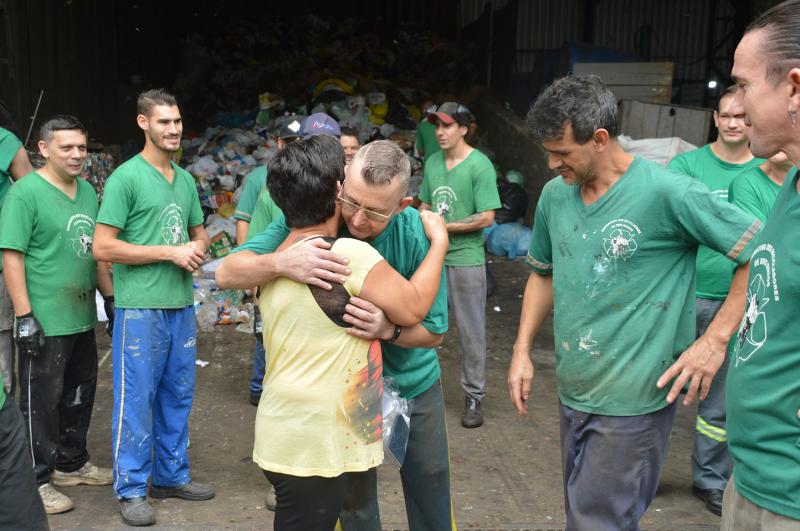 Emocionada, Sirlei agradeceu aos membros da Cooperativa dos Recicladores