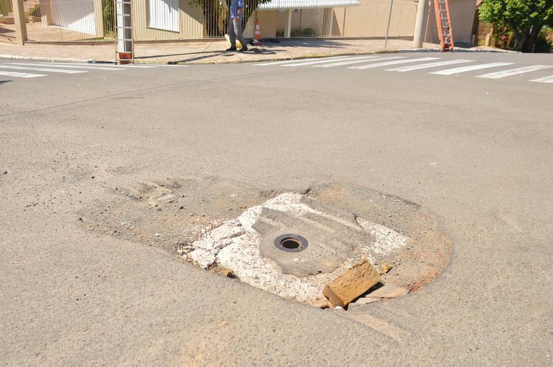 Desnível fica na esquina das ruas Gonçalves Dias e São Paulo