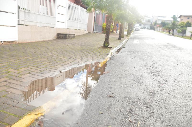 Água fica acumulada na entrada de residência