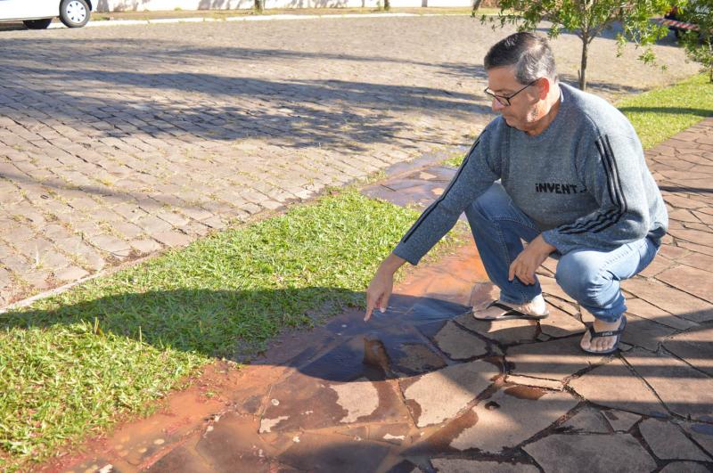 Carlos mostra a água sendo desperdiçada