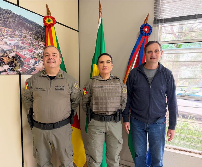 Coronel André, major Deise e prefeito Airton (Foto: Divulgação / PMMR)