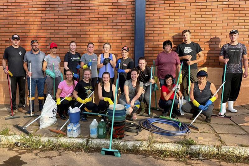 Grupos também estão se mobilizando em mutirões de limpeza (Fotos: Divulgação)