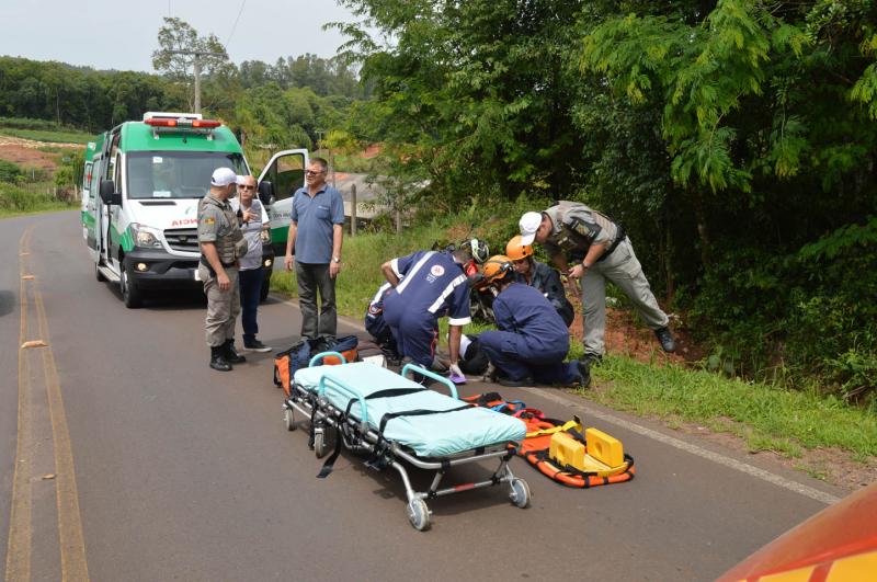 Bombeiros e SAMU socorreram a motociclista