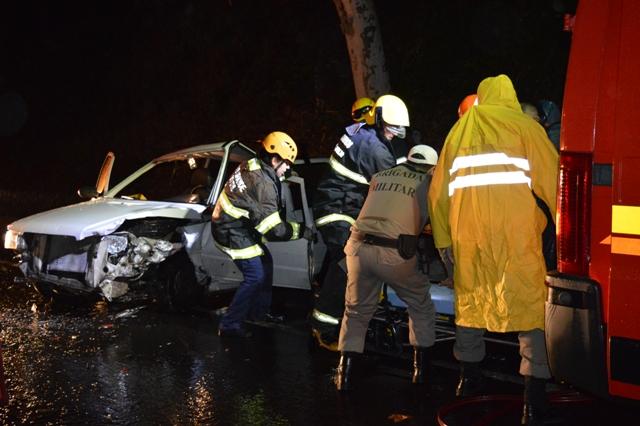 Vítima foi socorrida por bombeiros e SAMU