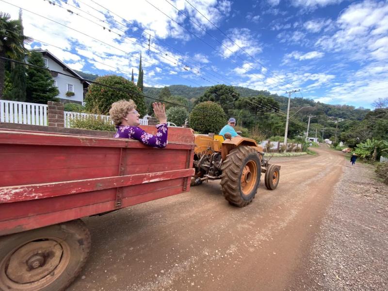 Herta já provou e aprovou o passeio de trator (Fotos: Divulgação)