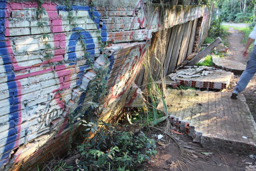 Muro de propriedade que fica às margens do Arroio da Esquerda caiu durante a enchente 