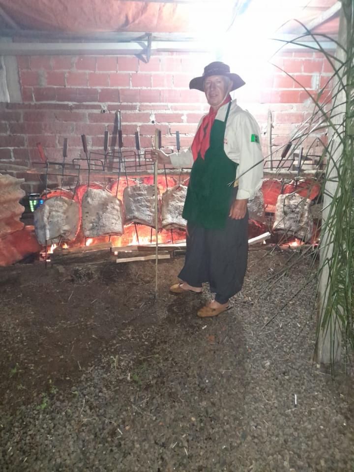 Na ACT Os Taura, tradicionalistas também tiveram costelão no domingo, encerrando a programação da Semana Farroupilha na entidade