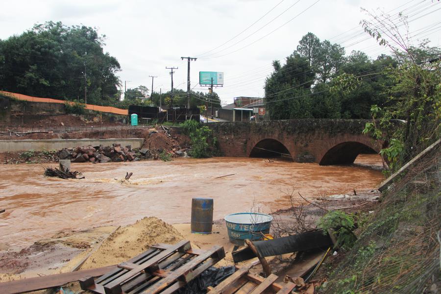 Na altura da Ponte de Pedra, entre os bairros Beira Rio e São João, o nível do Arroio Feitoria era alto na manhã desta quinta